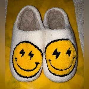 NEW Cozy Smiley Face Fuzzy Slippers – White & Yellow | Women’s 9–10